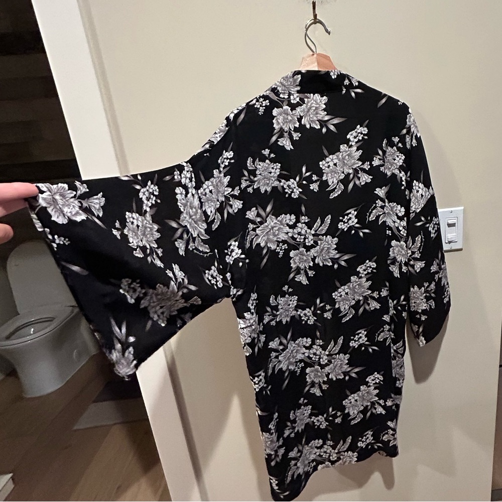 Black Floral Open-Front Robe / Duster - Picture 2 of 4
